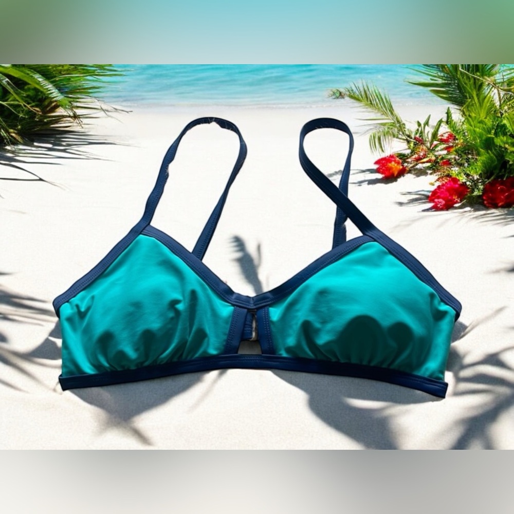 ⭐️Xhilaration Large. Swimsuit top. Blue and turquoise color.